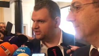 Пеевски призова умнокрасивите: Трябва да кацнат в парламента, защото се реят още и не разбират какво се случва в България