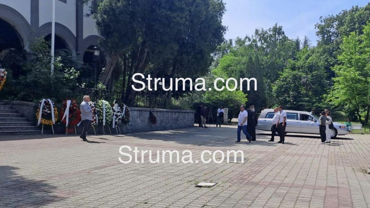В Дупница ври и кипи, ето как се подготвят за опелото на Ангел Христов - Геле СНИМКИ