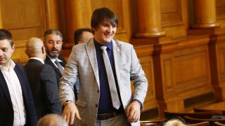 Махнаха от витрината на ГЕРБ лика на депутата, обвинен в блудство 