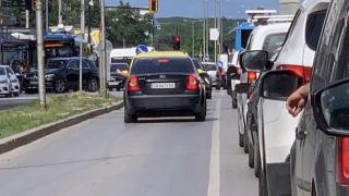 Тарикат вцепени софийски шофьори: 100 метра с мръсна газ в насрещното и тотално задръстване СНИМКИ
