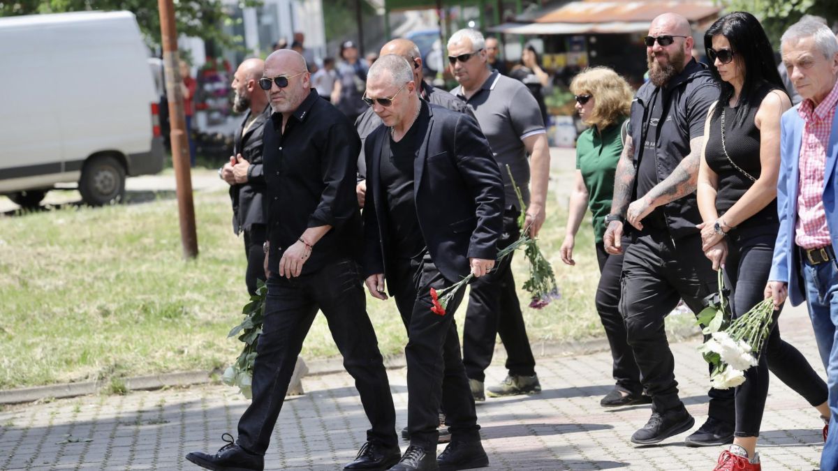 Нова мистерия обви погребението на Геле СНИМКИ