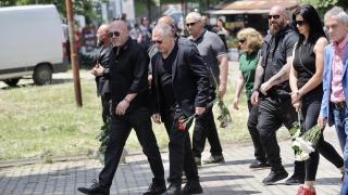 Нова мистерия обви погребението на Геле СНИМКИ