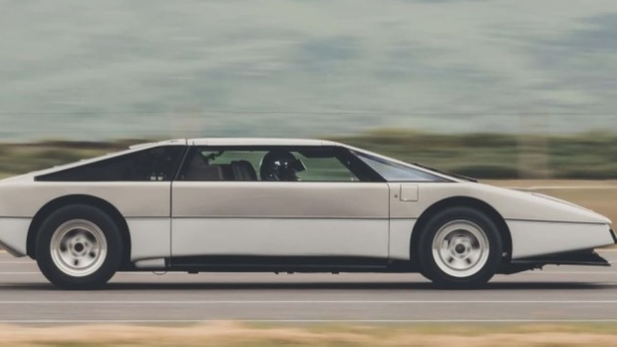 Ретро ракета: 44-год. Aston Martin ускори до 330 км/ч, полицаи го измериха с радари ВИДЕО