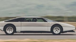 Ретро ракета: 44-год. Aston Martin ускори до 330 км/ч, полицаи го измериха с радари ВИДЕО