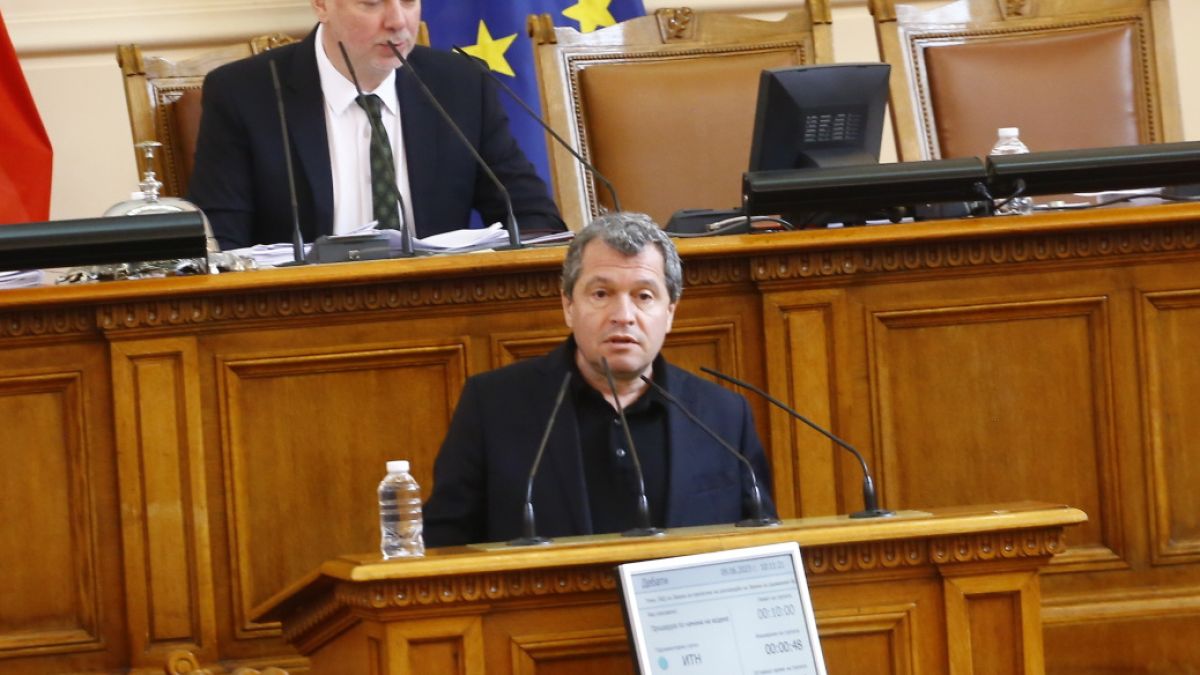 Сеир в НС: Асен Василев и Тошко Йорданов се счепкаха заради песни, пари и... БЛИЦ TV