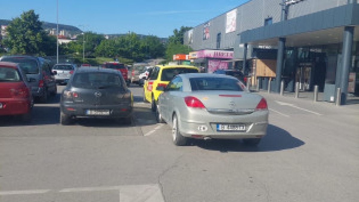 Шок! Всички са в ступор от това, което стана пред магазин на "Кауфланд"