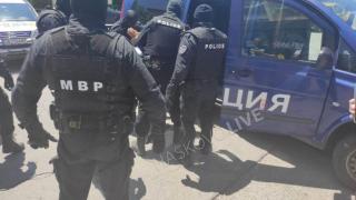 Полицаи с качулки изскочиха в центъра на Хасково и... ВИДЕО