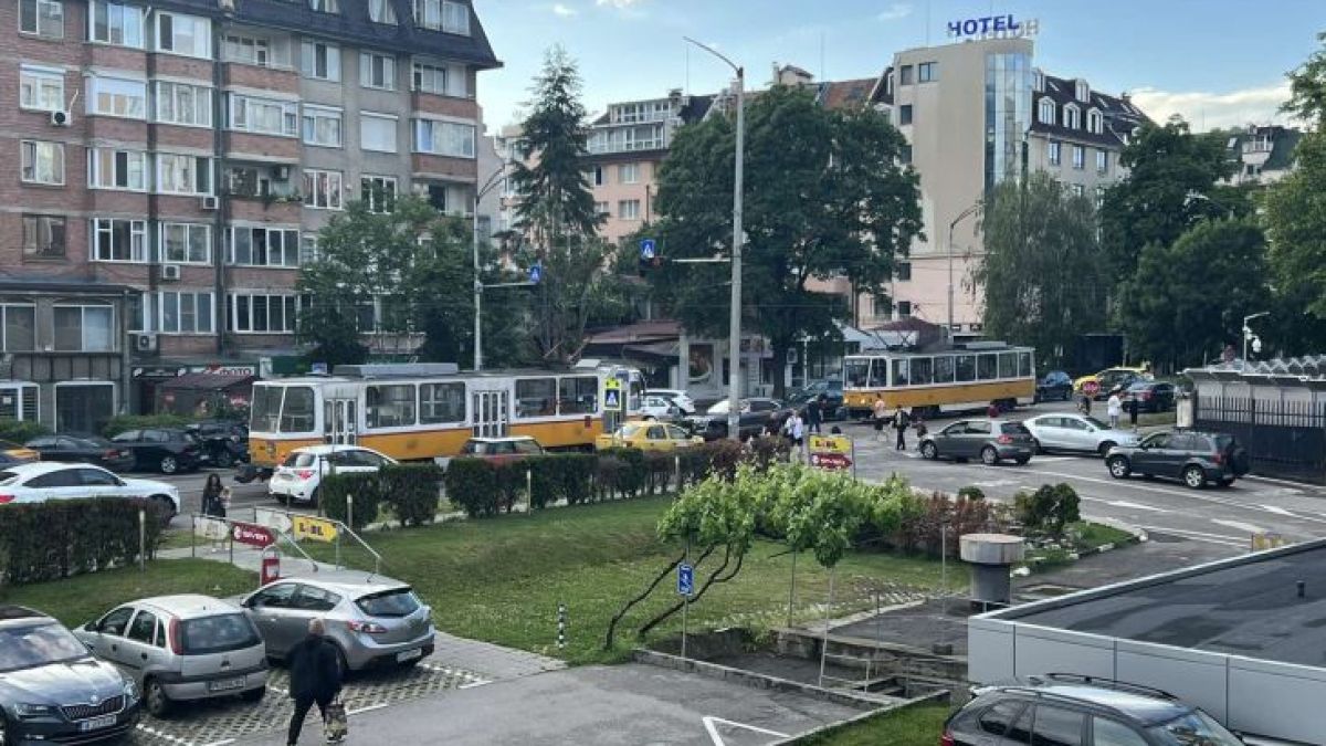 Извънредно в БЛИЦ! Тежка катастрофа на столичния бул. "Черни връх", цари пълен хаос СНИМКИ 
