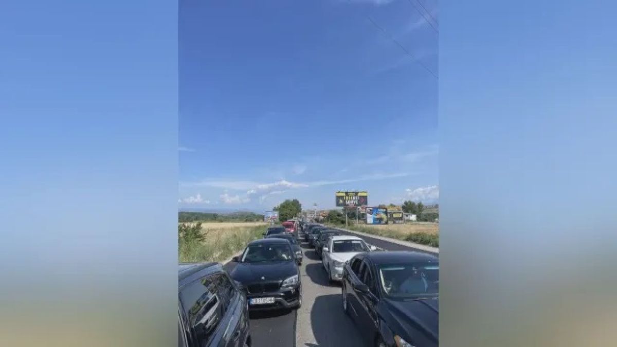 Ад на "Кулата", на шофьорите всеки момент ще им кипне СНИМКИ