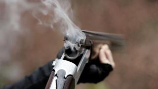 Пловдивчанка проплака: Стреляха по колата ѝ, докато е вътре с детето си