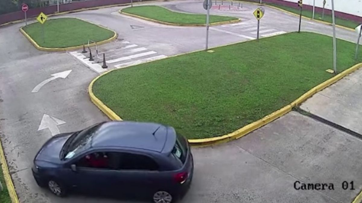 ВИДЕО запечата как жена се провали зрелищно на шофьорския си изпит