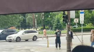 Пълен шок в София! Мъж мина чисто гол по „Витошка“ СНИМКИ 18+