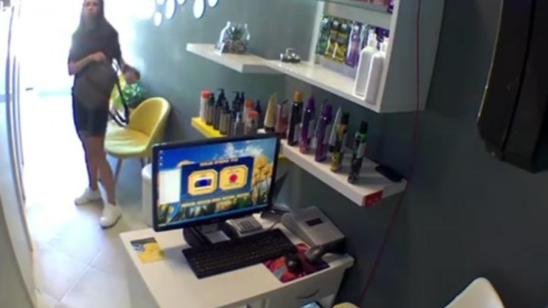 Млада дама стана за резил в козметично студио ВИДЕО