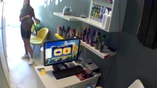 Млада дама стана за резил в козметично студио ВИДЕО