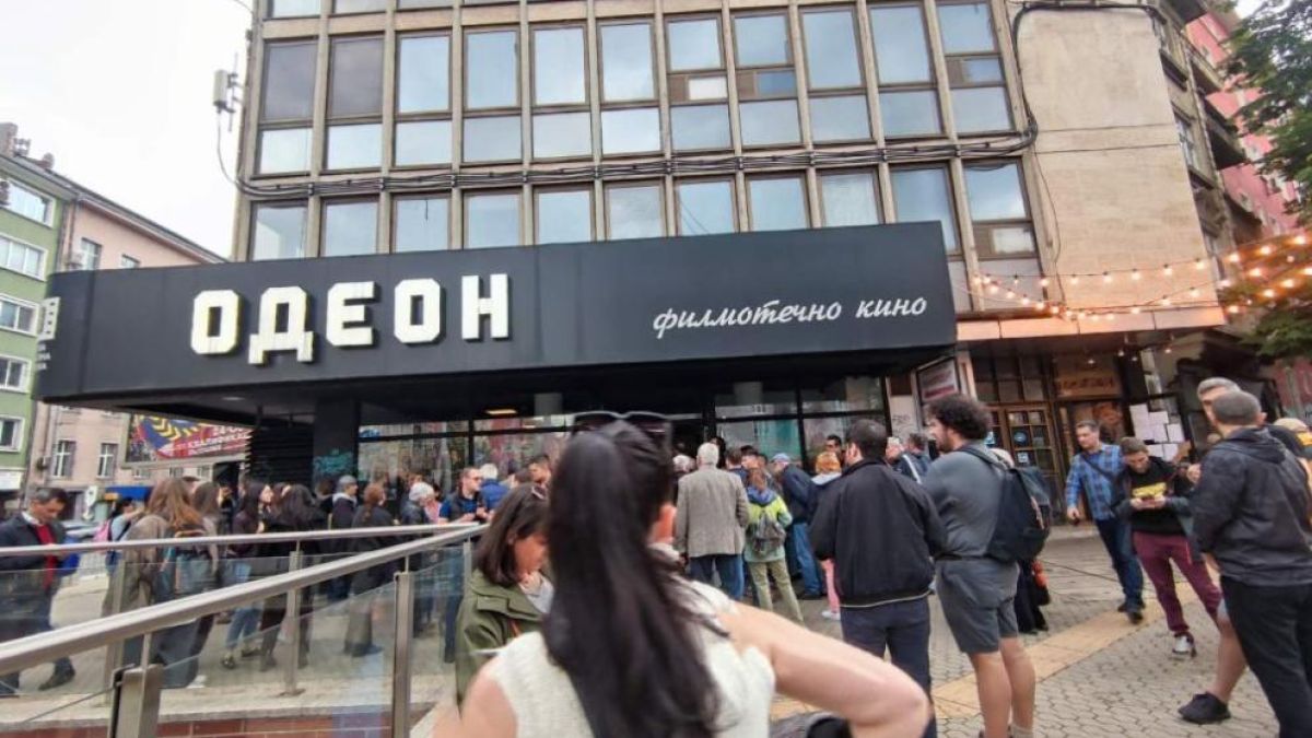 Пред "Одеон" пак ври и кипи, никой не може да влезе или излезе 