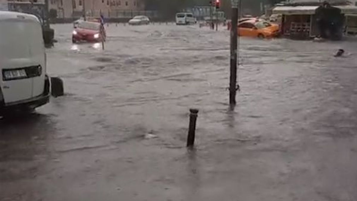 Водно бедствие удари Анкара, небето се продъни ВИДЕО 