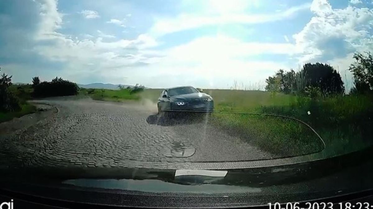 Джигит с BMW изправи косите на всички с бясна каскада до село Мърчаево ВИДЕО 