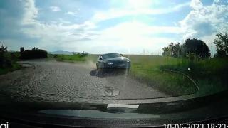 Джигит с BMW изправи косите на всички с бясна каскада до село Мърчаево ВИДЕО 