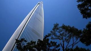 Шокиращо ВИДЕО: Мъж по къси гащи катери 123-етажената кула "Lotte World"