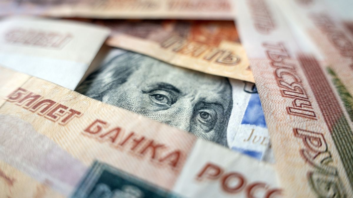 Рублата се срина до 14-месечно дъно спрямо долара 