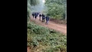 Бежанци щурмуват границата  на талази, трафиканти бълват КЛИПОВЕ как режат оградата и играят кючек