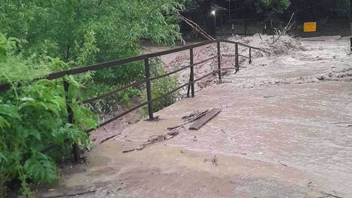 Водният апокалипсис в Етрополе продължава, но... ВИДЕО