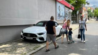 Сливналийка беснее: Със спестени пари от синя зона ли си е купил този спортен "Мерцедес" СНИМКА