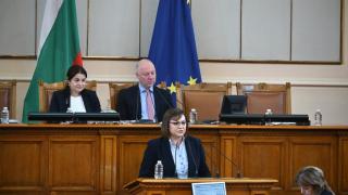 Нинова: Асен Василев да дойде в парламента, за да каже как държавата ще подпомогне пострадалите от наводненията