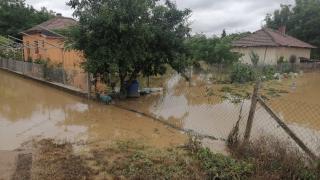 Ново бедствие във Видинско! Река Войнишка преля, изнасят хора на ръце СНИМКИ