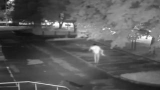 Шокиращо ВИДЕО: Студент носи пияна жена в общежитие, за да я изнасили и снима гола 