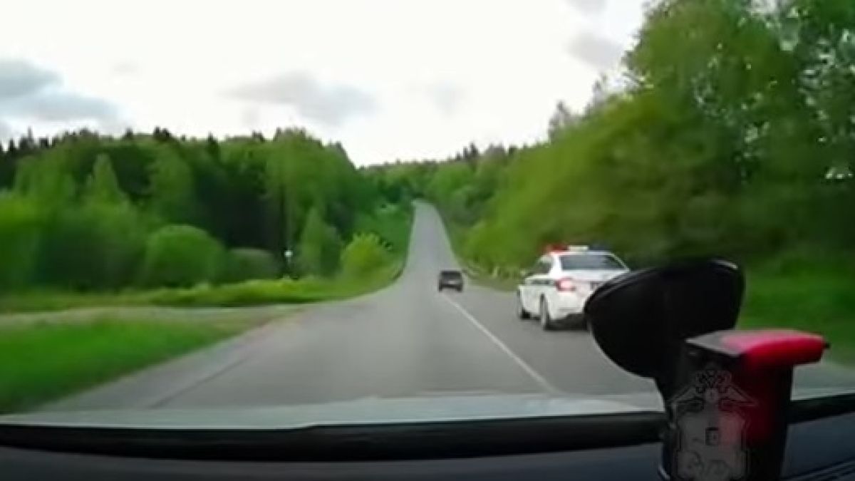 Зрелищно ВИДЕО показва защо не трябва да се опитвате да завивате със спукана гума