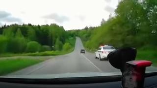 Зрелищно ВИДЕО показва защо не трябва да се опитвате да завивате със спукана гума