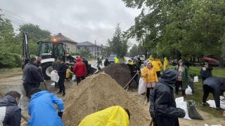 Шефът на СОС показа със СНИМКИ как общински екипи 72 часа се борят с водната стихия