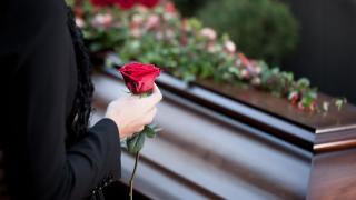 Трагедия! Ето какво се случи с жената, възкръснала от ковчега си