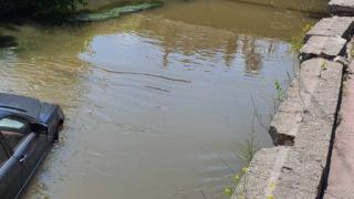 Зрелищна каскада в Пазарджик! Шофьор влетя с колата си в канал, а после... СНИМКИ 
