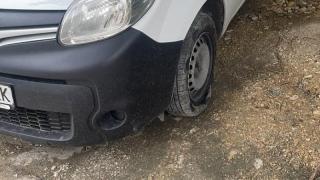 Грозна вандалщина: Този варненец ви троши колата, ако не му дадете пари