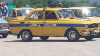 Жълта антика от соца с уникален номер събра погледите край Крънското ханче СНИМКИ 