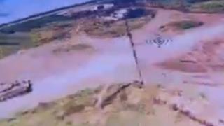 ВИДЕО от войната: Украински бойци унищожиха руски танк с дрон-камикадзе