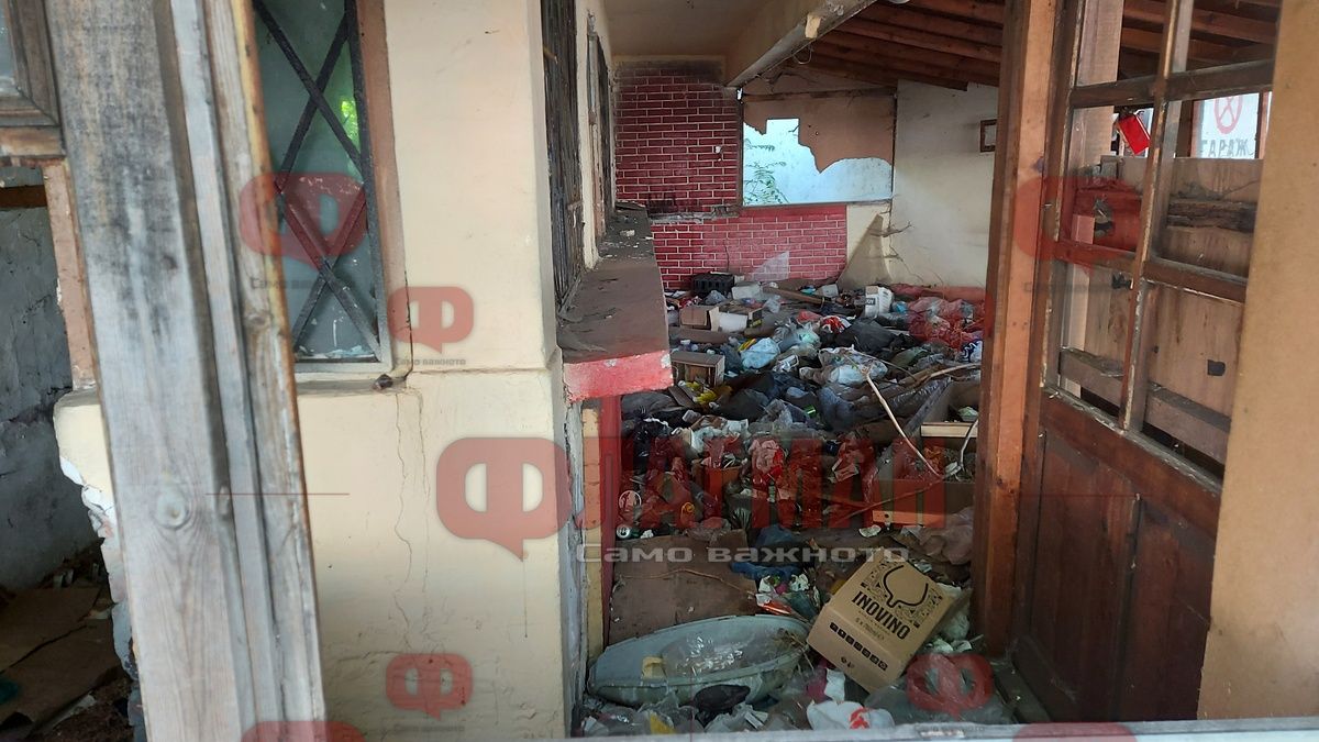 На метри от морето: Потресаваща гледка и смрад посрещат плажуващи в Бургас СНИМКИ