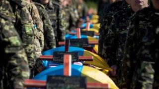NYT: В Украйна властите разкопават стари гробове, освобождавайки места във военно гробище
