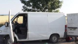 Лекари спасяват мигрантите от белия бус на "Тракия", двама са в кома 