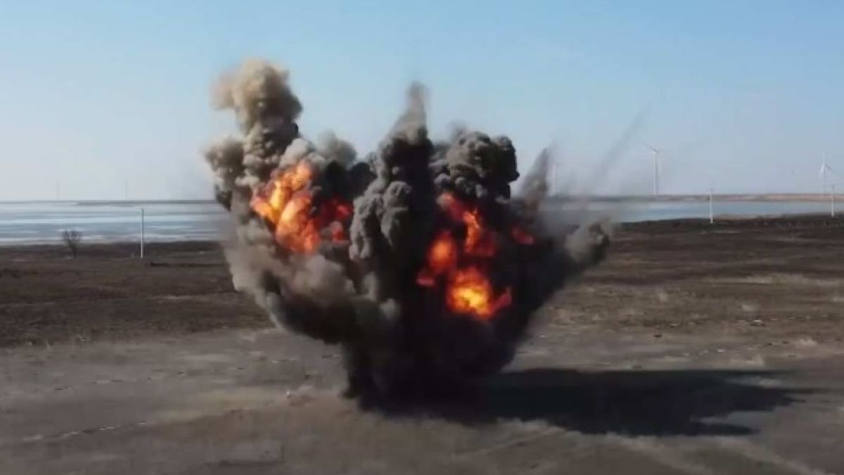 ВИДЕО от войната: Дронове-камикадзе унищожиха военен камион на ВСУ