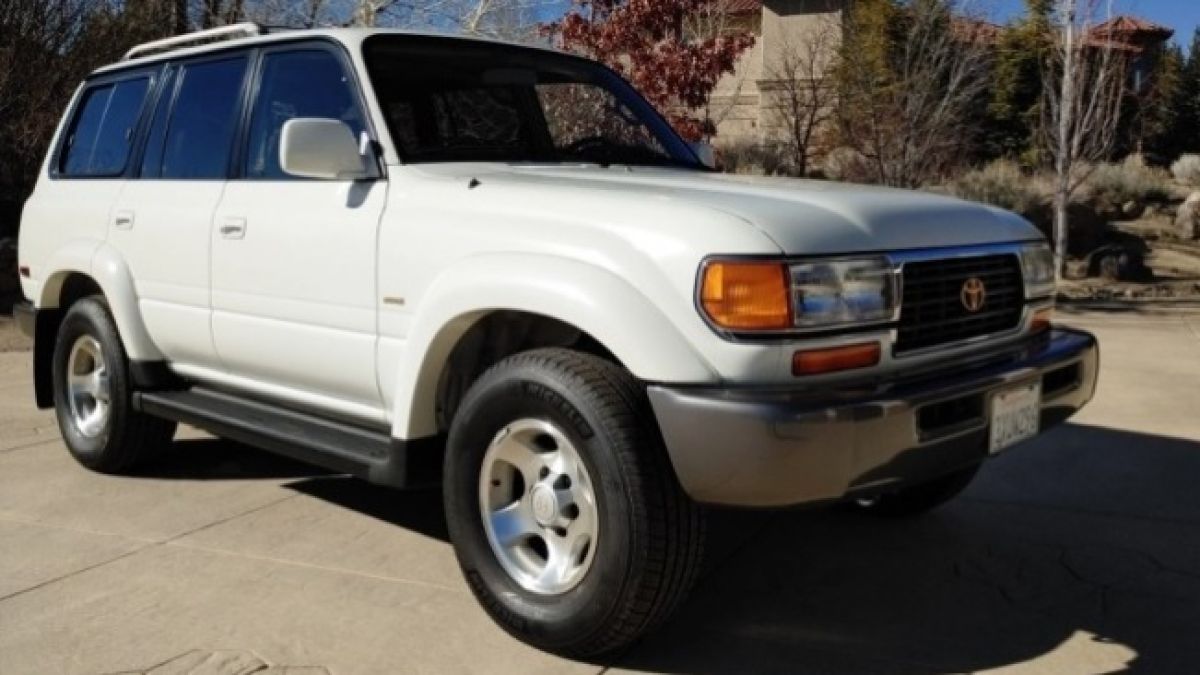 Капсула на времето: Намериха 26-г. Toyota Land Cruiser 80, като нов е СНИМКИ