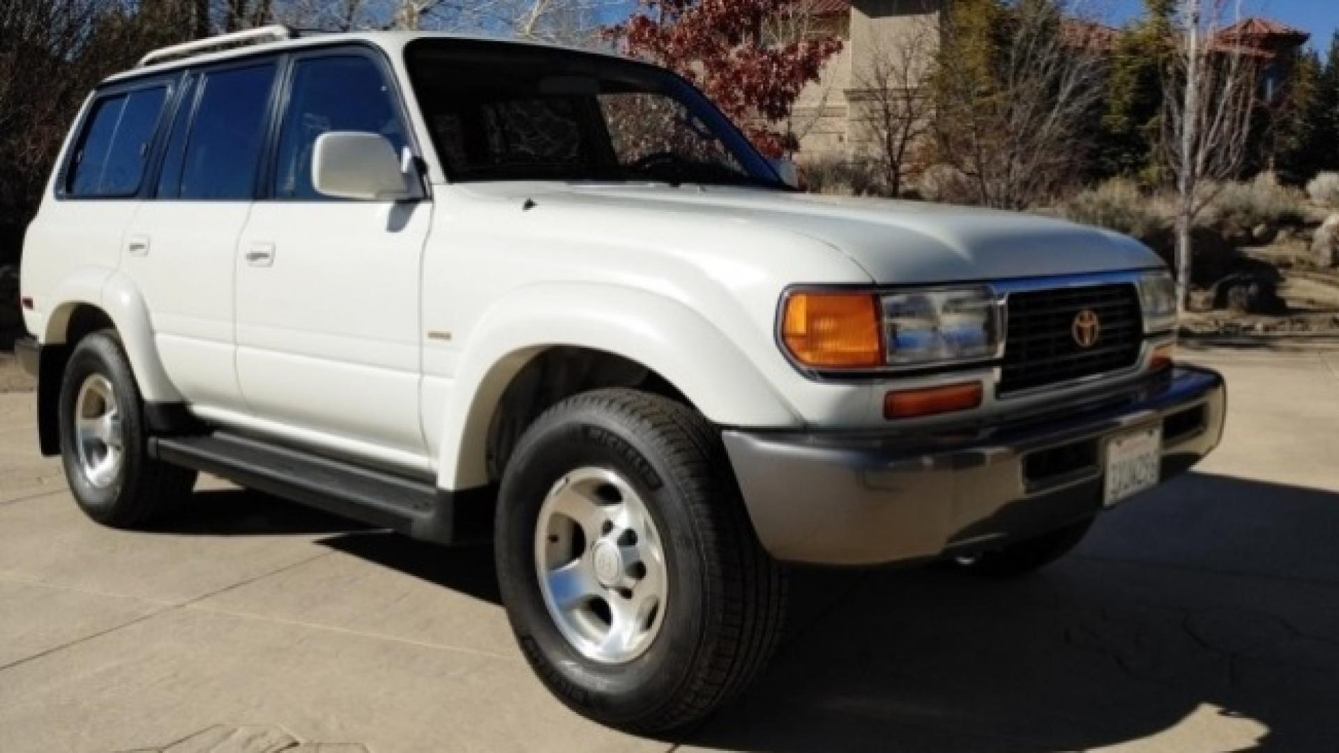 Капсула на времето: Намериха 26-г. Toyota Land Cruiser 80, като нов е СНИМКИ