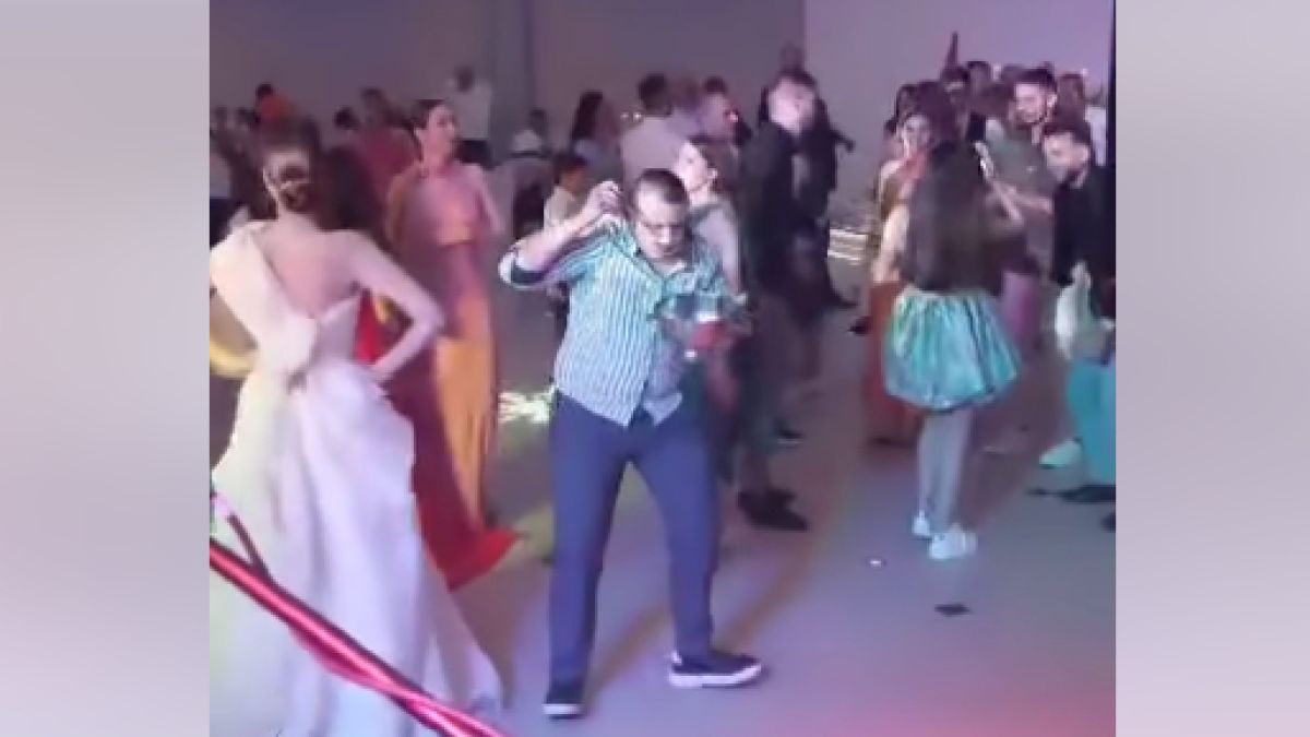 ВИДЕО от сватба: Хора викат, булката скача, a какво прави сватът?