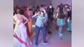 ВИДЕО от сватба: Хора викат, булката скача, a какво прави сватът?