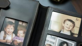 Изхвърлете тези снимки от портмонето си, преди някой да е пострадал