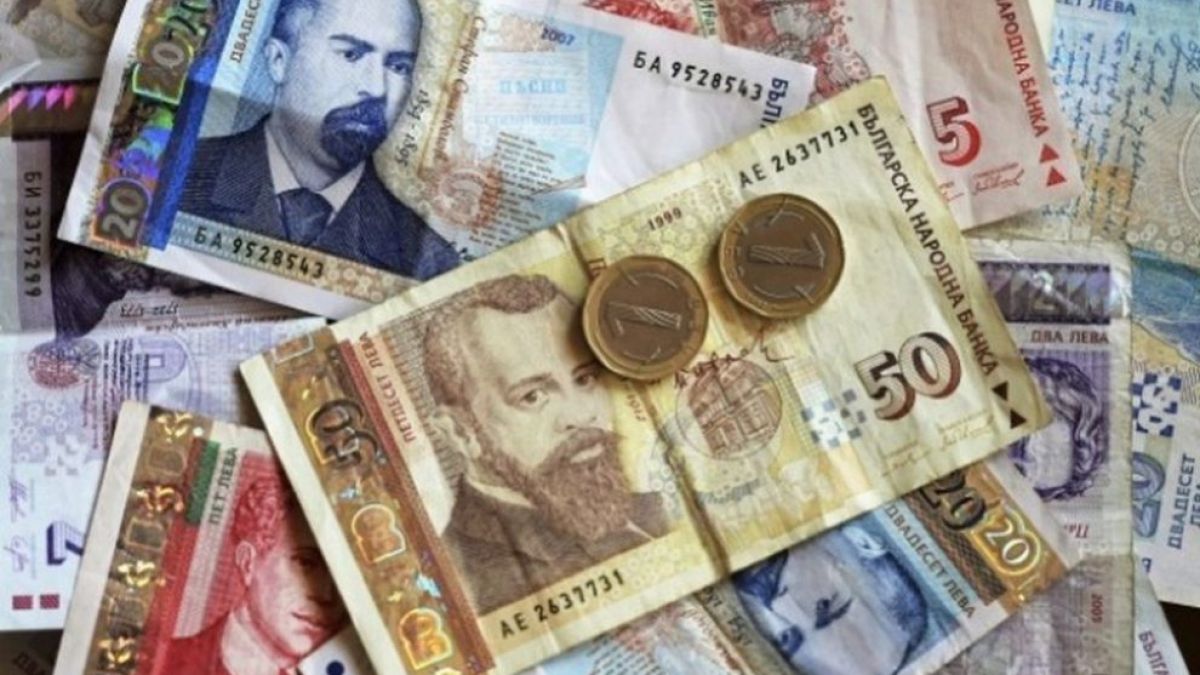 Това е причината хората да теглят кредити и фирмите да трупат пари