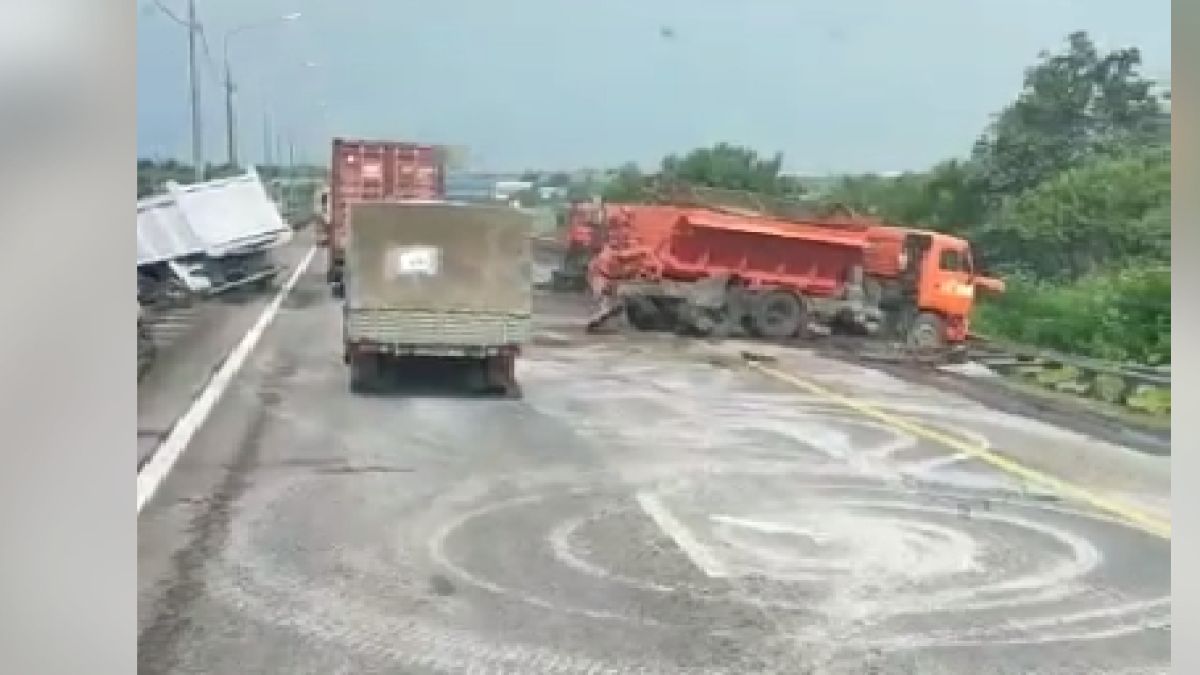 ВИДЕО от войната: Колона на ЧВК "Вагнер" проби бариера от камиони на магистрала