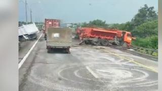 ВИДЕО от войната: Колона на ЧВК "Вагнер" проби бариера от камиони на магистрала
